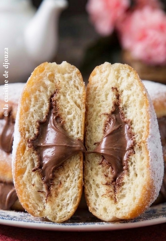 Coupe d'un beignet triangle fourré au Nutella avec son cœur fondant