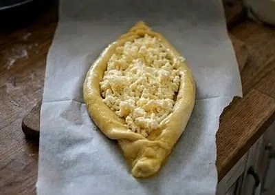 garniture au fromage du khachapuri avant cuisson