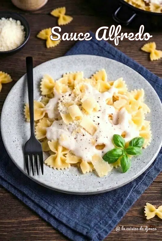 Assiette de pâtes à la sauce Alfredo crémeuse