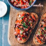 Tartine de tomates et oignons rouges sur pain de campagne