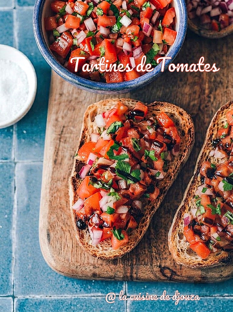Tartine de tomates et oignons rouges sur pain de campagne grillé