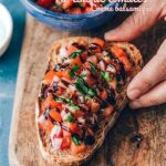 Recette de tartine de tomates maison avec pain grillé frotté à l'ail