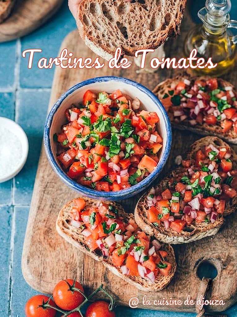 Tartine de tomates et oignons rouges sur pain de campagne grillé