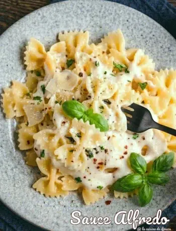 Pâtes farfalles à la sauce alfredo crémeuse au parmesan