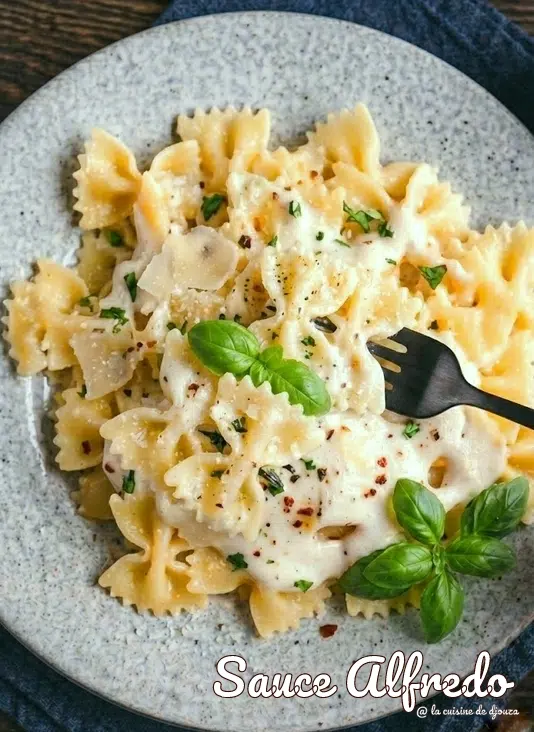 Pâtes farfalles à la sauce alfredo crémeuse au parmesan