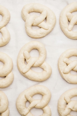 Façonnage des bretzels à la mozzarella