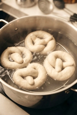 Bretzels plongés dans le bain de bicarbonate